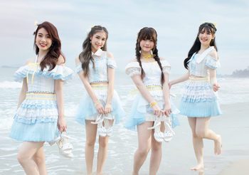 มิวสิค – ฟ้อนด์ – ปาเอญ่า BNK48 และ แชมพู CGM48 4 เซ็นเตอร์ ซิงเกิล “Sayonara Crawl” นำทัพเพลงรักรับซัมเมอร์ ดีไซน์ท่าเต้นว่ายน้ำสุดคิ้วท์ คลายร้อนสดใสเกินต้าน