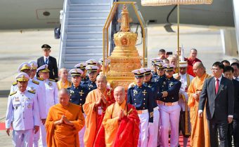 “ถึงไทยแล้ว” รัฐบาลอัญเชิญ “พระบรมสารีริกธาตุ (พระเขี้ยวแก้ว)” จากจีน ประดิษฐานที่ไทย