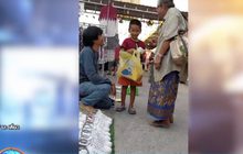 แห่กดไลค์ พ่อค้าใจหล่อให้รองเท้าหนูน้อยแลกกอด