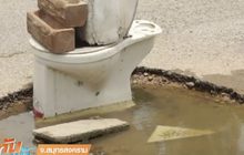 ชาวบ้านนำชักโครกและหุ่นวางกลางถนน ป้องกันอุบัติเหตุ
