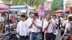 “จตุพร” ควงผู้สมัคร กทม. ลุยชุมชนบ่อนไก่ รับฟังปัญหาคนเมือง ชูแก้แมวจร–ดันสวัสดิการ ย้ำทีมงานประสบการณ์สูงไม่หวั่นโค้งท้าย