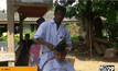 ผู้ใหญ่บ้านจิตอาสา บริการตัดผมเด็กฟรี