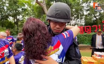 ภาพประทับใจ! คณะผู้พิการทางสายตาสวมกอดทหารที่ปราสาทตาเมือนธม ให้กำลังใจทั้งน้ำตา ทหาร ลั่น “จะทำหน้าที่ให้ดีที่สุด”