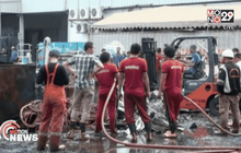 ควบคุมเพลิงไหม้โรงงานหนังเทียม สมุทรสาคร ได้แล้ว