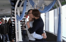 คู่รักรัสเซียจูบกันบนหอคอยสูง