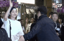 ถึงกับกรี๊ด! แฟนคลับรอรับซงจุงกิ แน่นสุวรรณภูมิ