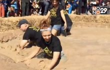 ชาวต่างชาติร่วมแข่งจับปลาไหลใส่ข้อง