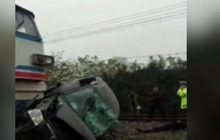 รถไฟชนรถยนต์ 2 คันในจีน