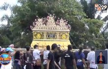 ลูกหลานใช้พิธีแห่ศพแบบโบราณด้วยการใช้คนหาม
