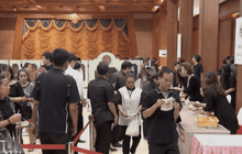 ประชาชนแห่แลกธนบัตร ที่ระลึกในหลวง ร.9