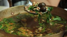 เมนูหน้าฝน แกงลาวเห็ดเผาะไข่มดแดง กับวิธีทำแสนง่าย