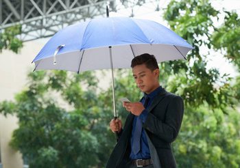 สั่งทำร่มเลือกแบบไหนให้ตอบโจทย์? รวมทุกเรื่องน่ารู้ของร่มแต่ละชนิด