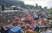 ชื่นชม! ชาวบ้านช่วยรถบรรทุกเก็บผลไม้ หลังเทเกลื่อนถนน