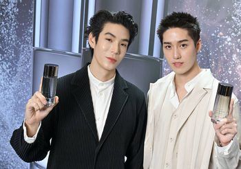 2 หนุ่มฮอต “ต่อ-ธนภพ” และ “เจเจ-กฤษณภูมิ” ร่วมถ่ายทอดกลิ่นหอมใหม่ LE SEL D’ISSEY EAU DE PARFUM หลอมรวมพลังแห่งทะเลและผืนดิน สะท้อนความหอมฉบับสุภาพบุรุษ ISSEY MIYAKE