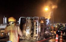 ระทึกรถน้ำมันพลิกคว่ำไฟไหม้