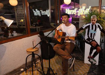 คอบอลรวมตัว! เปลี่ยนร้านอาหารเป็นลานเชียร์บอลสไตล์อังกฤษแท้