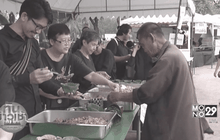 จิตอาสาใช้กระทงใบตองแทนโฟม หวังลดขยะตกค้างสนามหลวง
