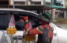 ฮือฮา สไปเดอร์แมนขายพวงมาลัย