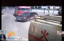 รถบรรทุกพลิกทับรถยนต์ในจีน