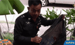 ตำรวจต้นแบบพอเพียง เก็บขวดขายหารายได้เสริม
