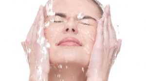 ล้างหน้า ด้วยน้ำเปล่า ยามเช้าดีที่สุด