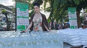 สวยครบสูตร “ฮันนี่ ณภัค” เดินหน้าแจกทานคนไร้บ้านกว่า 300 คน!!!