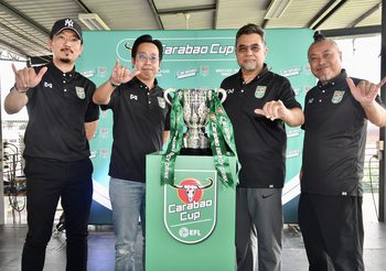 “คาราบาวเเดง” ระเบิดศึกทัวร์นาเมนต์ฟุตบอล 7 คน ครั้งประวัติศาสตร์ของไทย พา”เเชมป์ไปดูแชมป์”  บินลัดฟ้าชมศึก “คาราบาวคัพ” ถึงอังกฤษแบบยกทีม!!