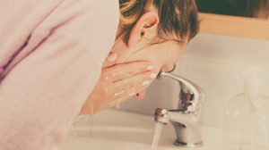 หน้าใสเด้งแน่! 5 ข้อควรรู้ ล้างหน้าแบบนี้สิถูกต้อง ไร้สิวมากวนใจ