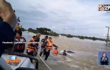 ระทึกส่องพ่อลูกถูกน้ำซัดรถรอดเฉียดฉิว