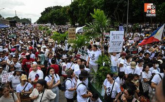 ฟิลิปปินส์ลุกฮือ! ม็อบต้านโกงเรือนหมื่นชุมนุมเดือด
