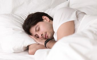 วิจัยเผย เพิ่มเวลานอนหลับ ส่งผลให้ร่างกายอึดขึ้น! ทดสอบมาแล้วกับนักบาสและนักกรีฑา