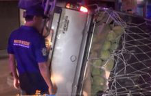 รถบรรทุกทุเรียนเต็มคันยางหลังระเบิดที่ จ.ชลบุรี