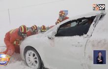 ดับเพลิงจีน เข้าช่วยประชาชนที่ติดอยู่กลางพายุหิมะกว่า 100 คน