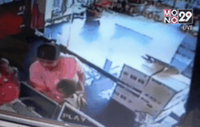 จับหญิงอุ้มลูกชิงทองคำในร้าน จ.นครปฐม