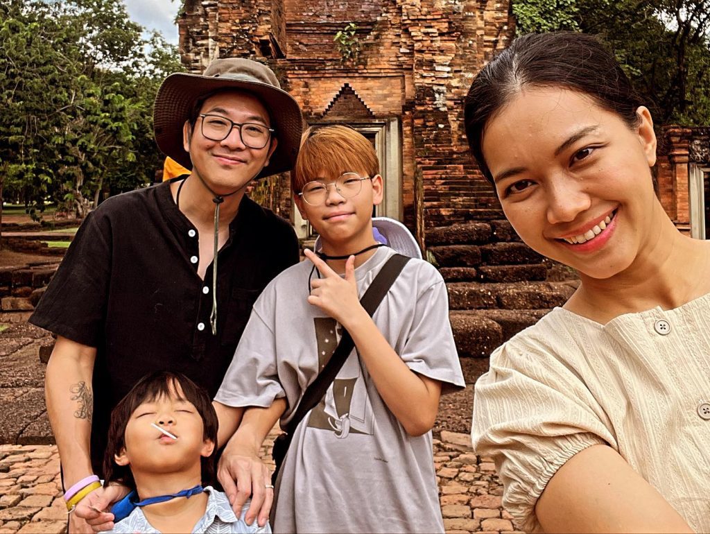 เกลือ เป็นต่อและครอบครัว ที่เมืองโบราณศรีเทพ