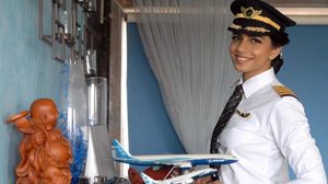 นักบินสวยอินเดีย สร้างประวัติศาสตร์ เป็นกัปตันหญิงอายุน้อยสุด ขับโบอิ้ง777
