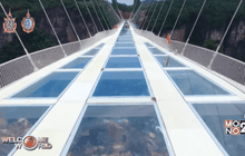 เปิดสะพานพื้นกระจกที่ยาวและสูงที่สุดในโลก