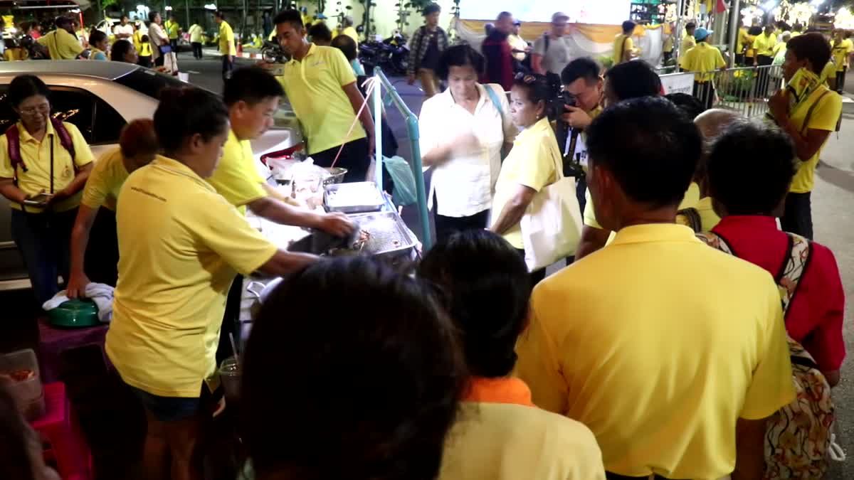 หนุ่มเมืองชุมพร เหมาร้านค้าแจกอาหารให้ ปชช. ที่มาร่วมงานพระราชพิธีฯ