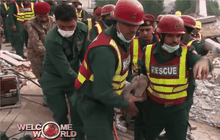 ช่วยชีวิตชายจากเหตุตึกถล่มในปากีสถาน