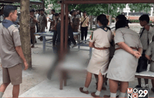 วัยรุ่นเลือดร้อน! พกมีดสั้นบุกแทงคู่อริเรียนห้องเดียวกัน