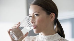 อยากหน้าสวยใส…มาดื่มน้ำกันเถอะ