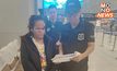 DSI รวบคาสนามบิน “หญิงรับจ้างอุ้มบุญ”โยงคดีเด็กชายแทนไทย